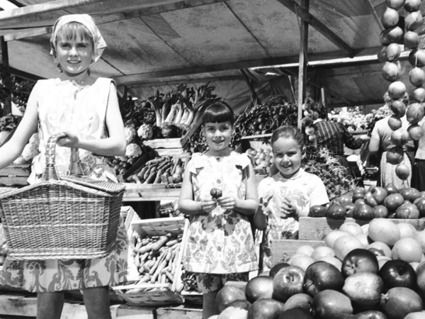 Marketplace, Louisa, Marta, Gretl